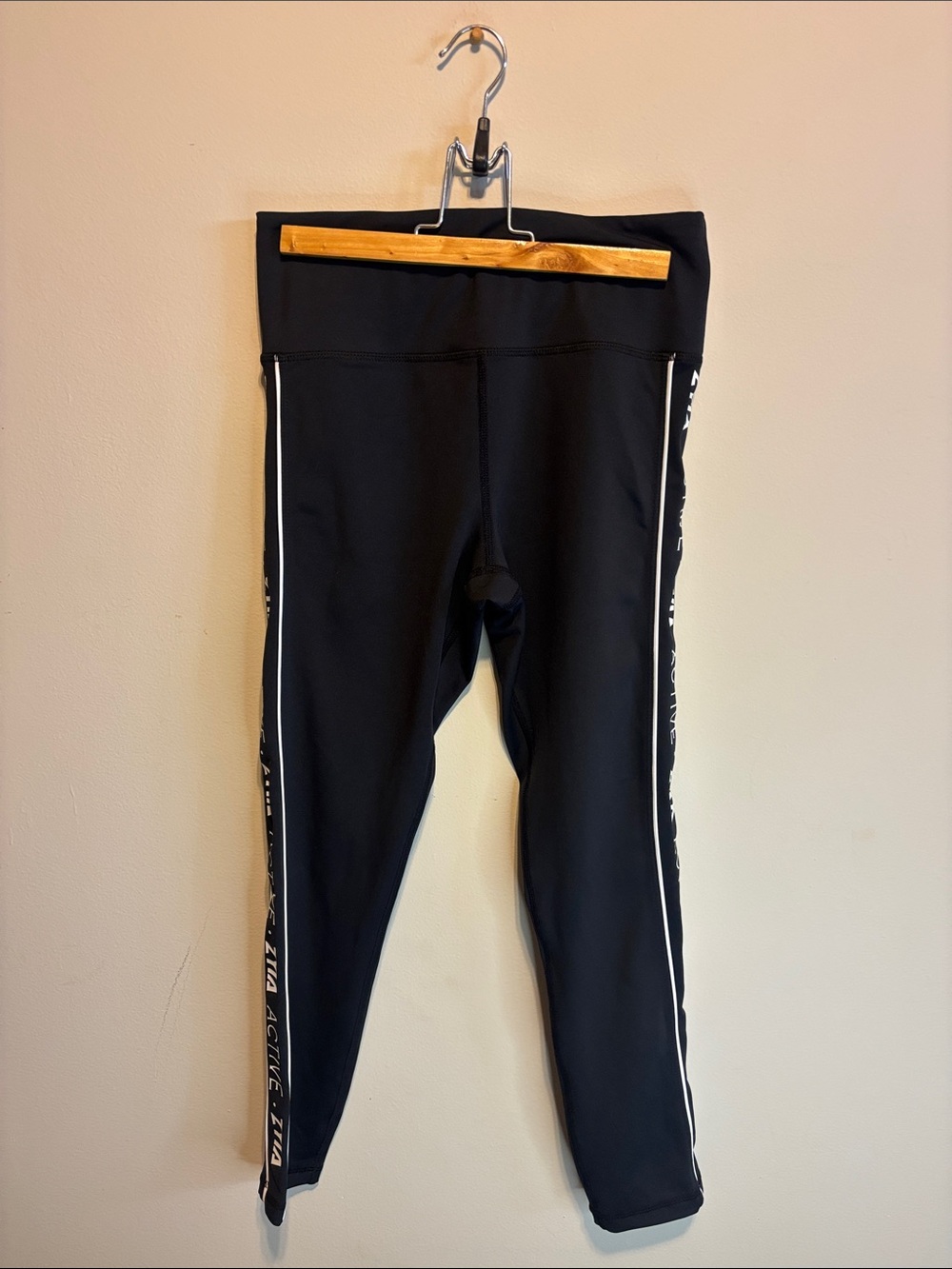 ✨ZYIA Women’s Black 7/8 Length Leggings with White Side Piping Size 6-8
